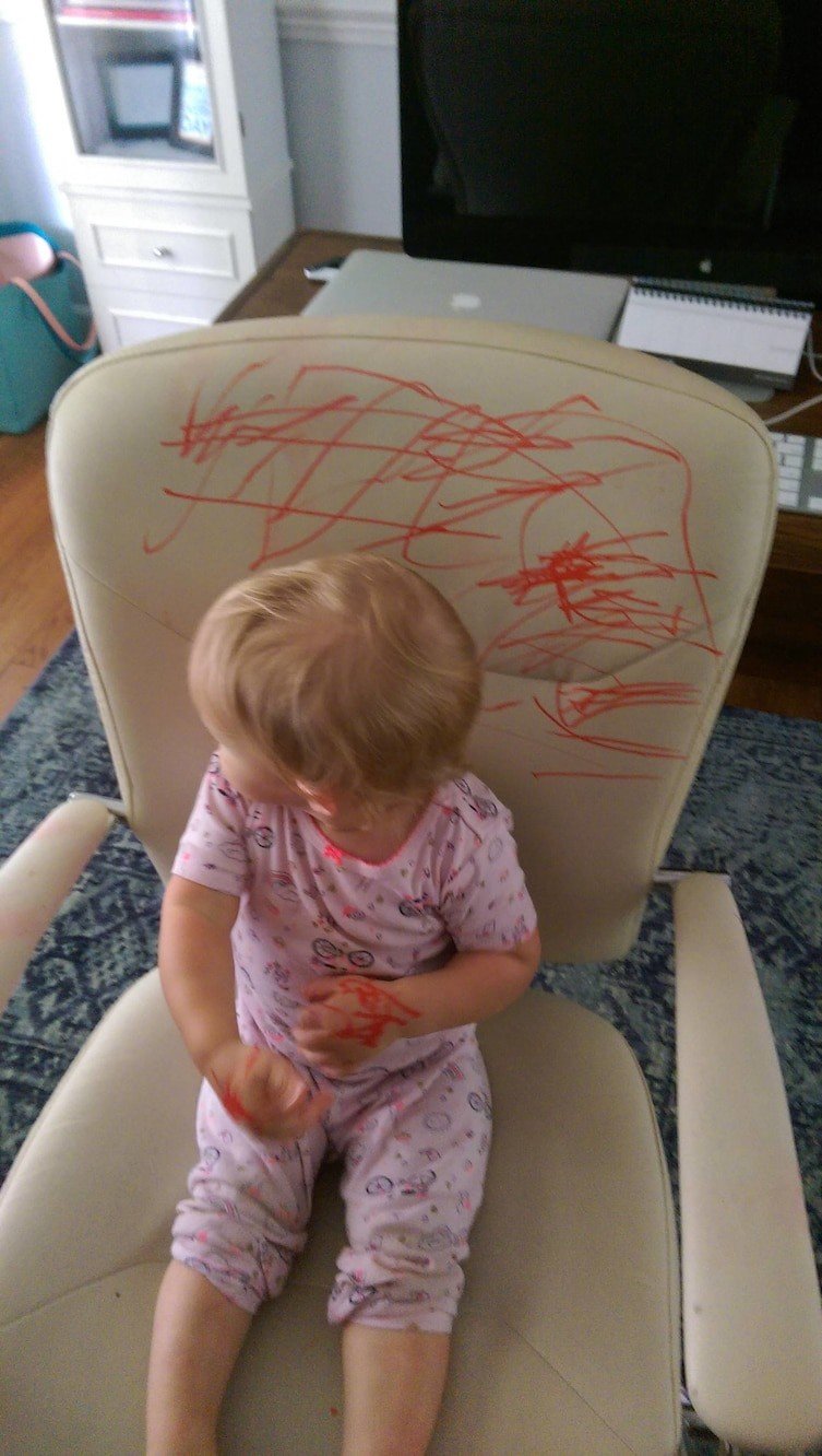 Дочь нашла оранжевый маркер