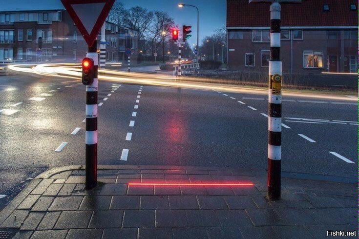 В Нидерландах появился наземный светофор для тех, кто не может оторваться от ...