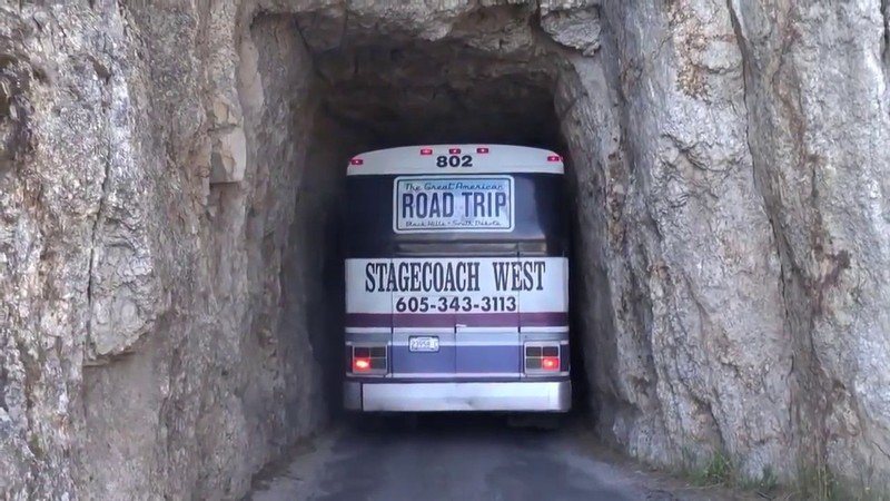 Автобус по узкой горной дороге и тоннелям