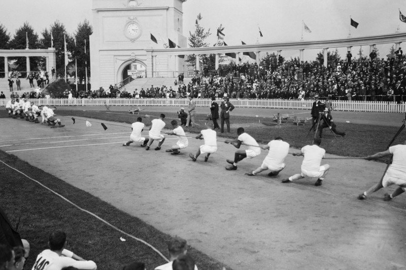 Перетягивание каната на Олимпийских играх. Бельгия, 1920 год.