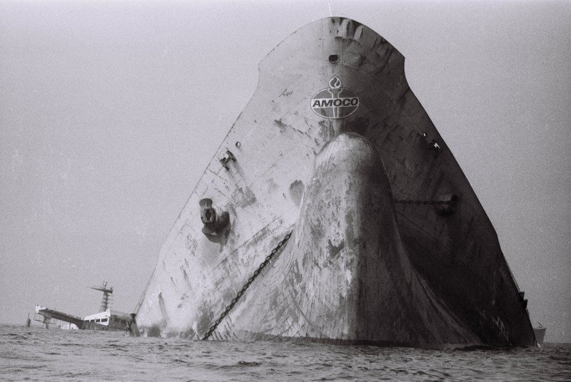 Наполовину затонувший нефтяной танкер Amoco Cadiz сел на мели у берегов Бретани. Франция, 16 марта 1978 года.