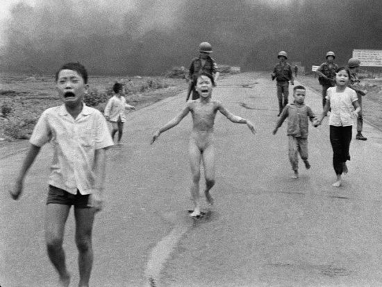 Южновьетнамские солдаты и дети бегут от напалмовой бомбардировки, 8 июня 1972, Nick Ut/A.P. Photo.