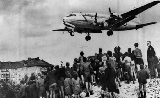 Посадка "Изюмного бомбардировщика", который доставлял продовольствие в блокированный Западный Берлин, 1948, A.P.N./A.P. Photo.
