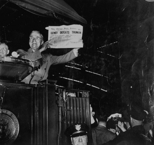 Победитель в президентских выборах Гарри Труман показывает газету с ошибочным заголовком, 2 ноября 1948, W. Eugene Smith/Time Life Pictures/Getty Images.