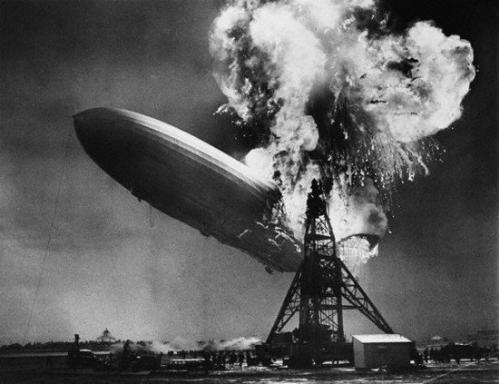 Взрыв дирижабля Гинденбург, Нью-Джерси, 6 мая 1937, Bettmann / Corbis.