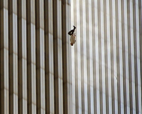 Падающий человек, башня Всемирного Торгового Центра Нью-Йорка, 11 сентября 2001, Richard Drew/A.P. Photo.