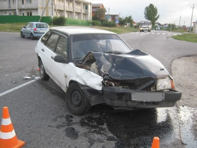 Авария дня. В Белгороде "девятка" столкнулась с Ниссаном