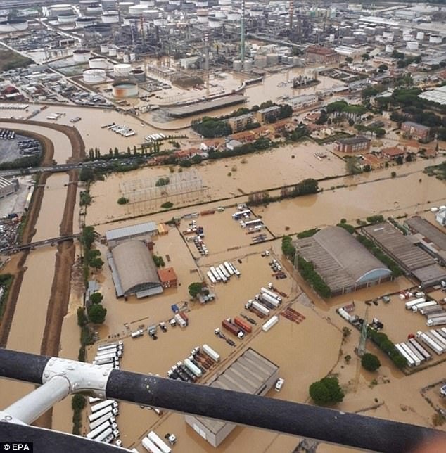 Сильные дожди в Италии привели к затоплению Ливорно и гибели людей