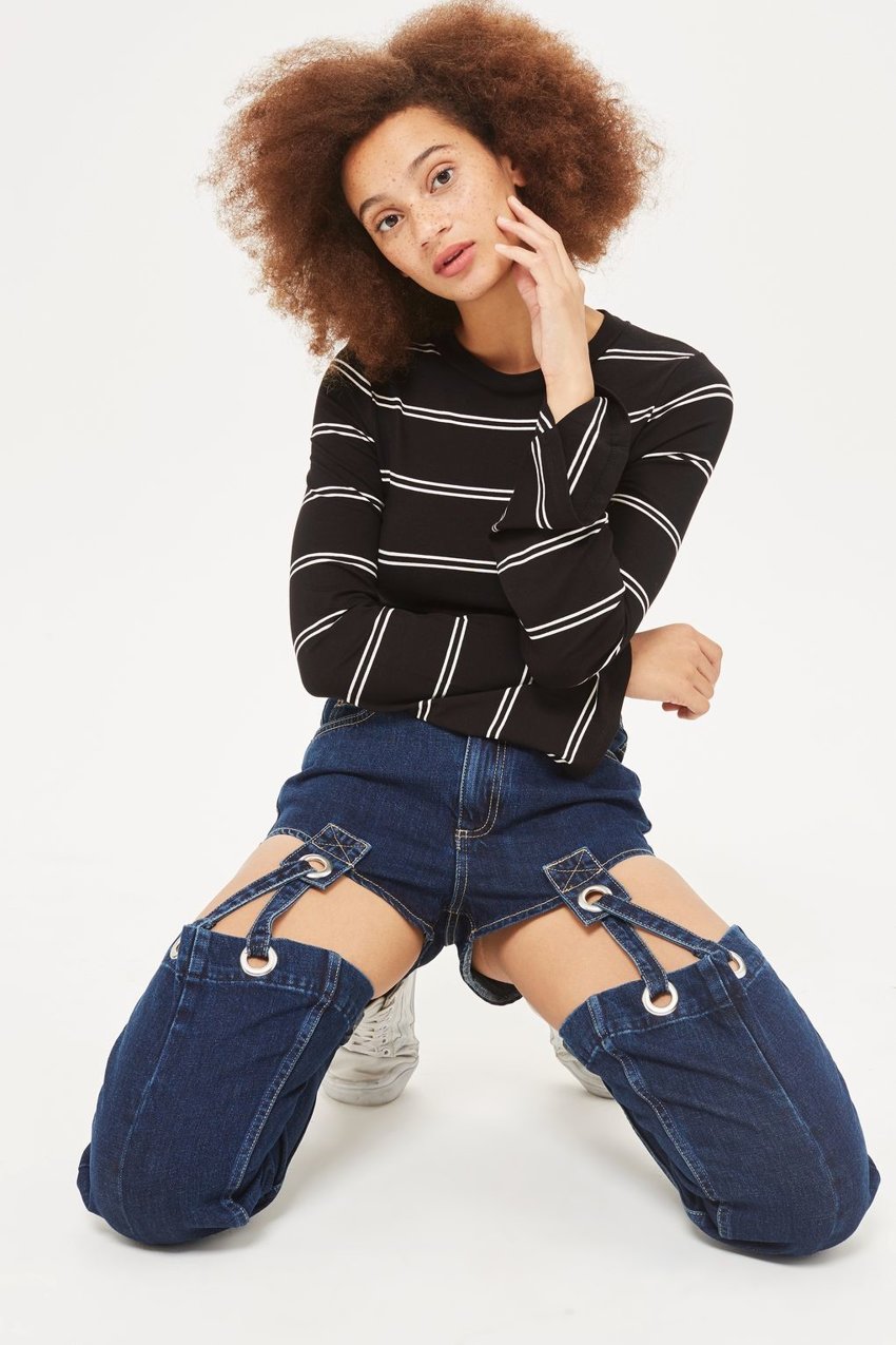Topshop, удививший покупателей весной этого года пластиковыми джинсами, осенью предлагает приобрести "мамины джинсы на подвязках".