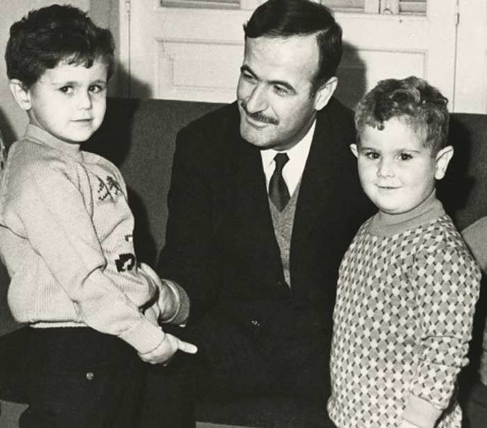 Башар Асад (слева) с Хафезом Асадом и братом Маджидом