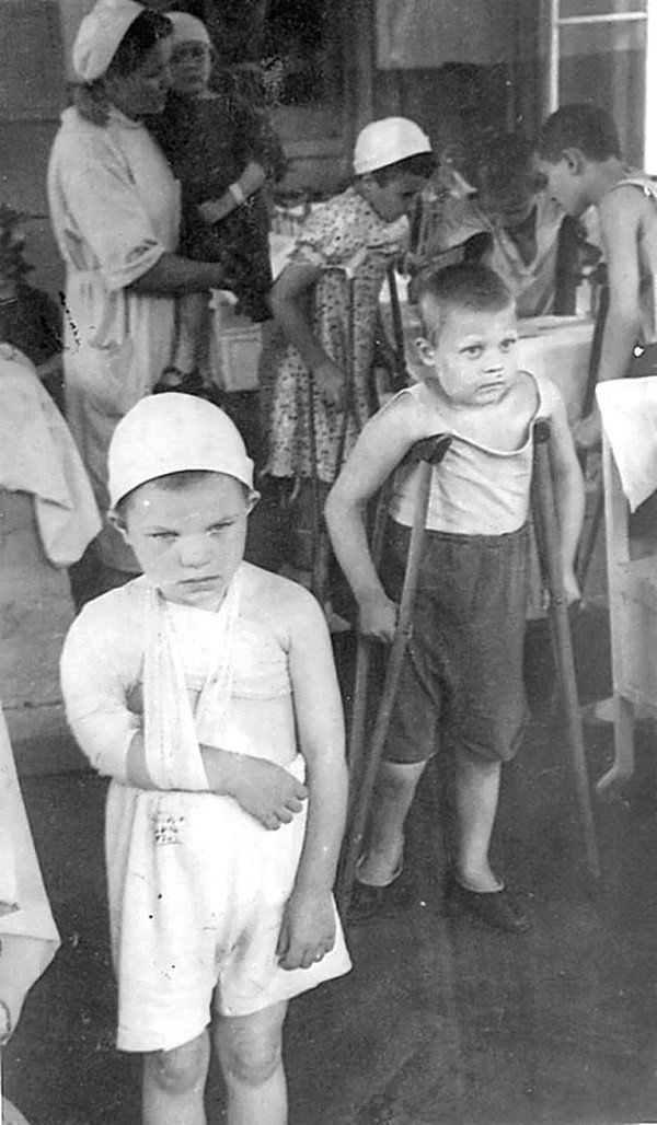Дети, раненые при артиллерийских обстрелах Ленинграда, на лечении в Ленинградском Государственном педиатрическом институте.