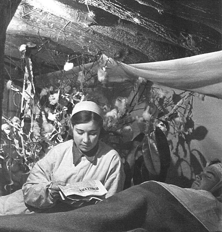 Медсестра полевого госпиталя М. Ткачева у койки раненого старшего сержанта А. Новикова на Донском фронте. Фотография сделана зимой 1942—1943 года.