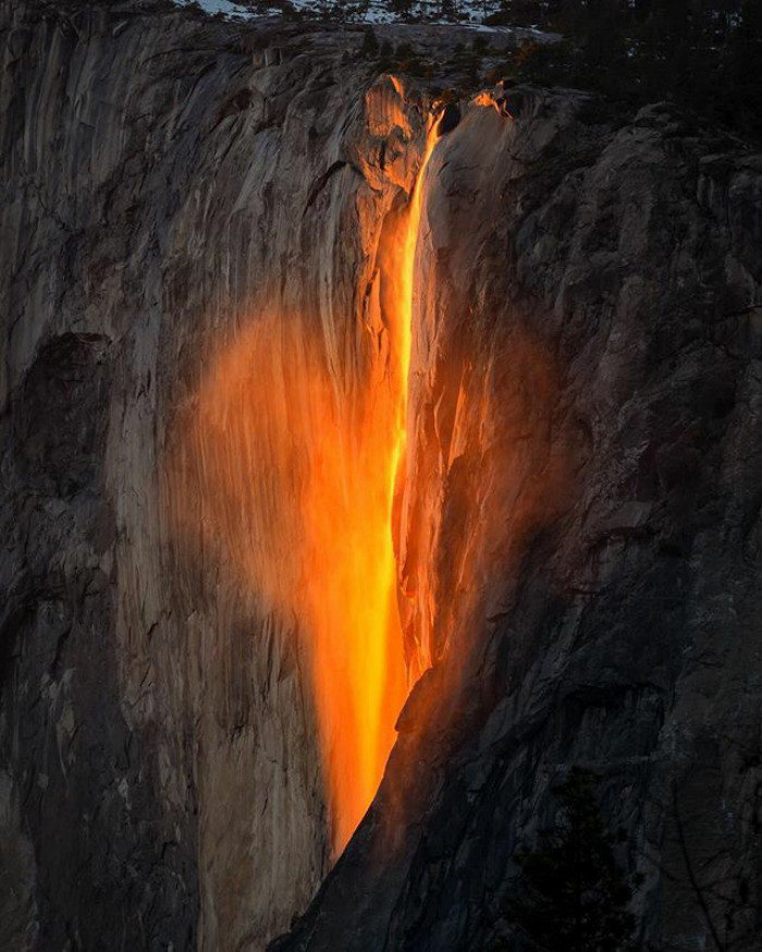 Ничего необычного, если не знать, что на фото не лава, а солнечные лучи. Это водопад Лошадиный хвост, в долине Йосемити, Калифорния, США.