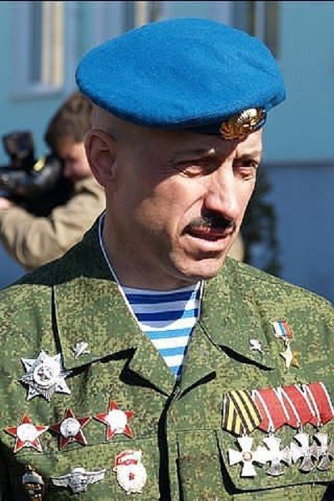 Анатолий Лебедь - русский десантник-разведчик. Герой Российской Федерации