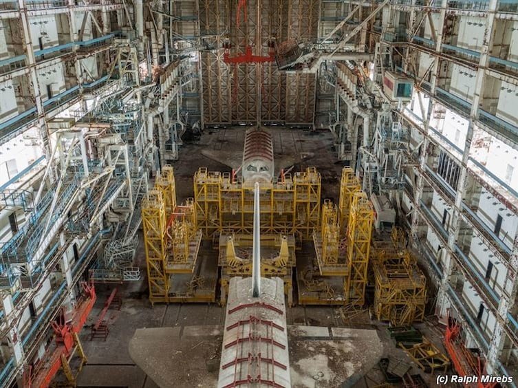 Заброшенный ангар космодрома "Байконур", где хранятся два прототипа космического корабля "Буран"