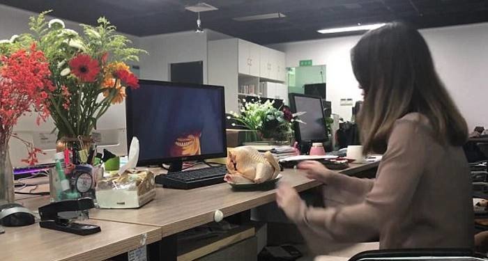 Девушка продемонстрировала, как можно запечь курицу прямо за рабочим столом