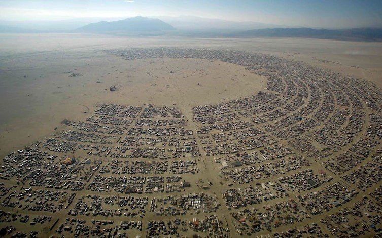 С высоты птичьего полета: фестиваль Burning Man, проходящий в пустыне Блэк-Рок, США