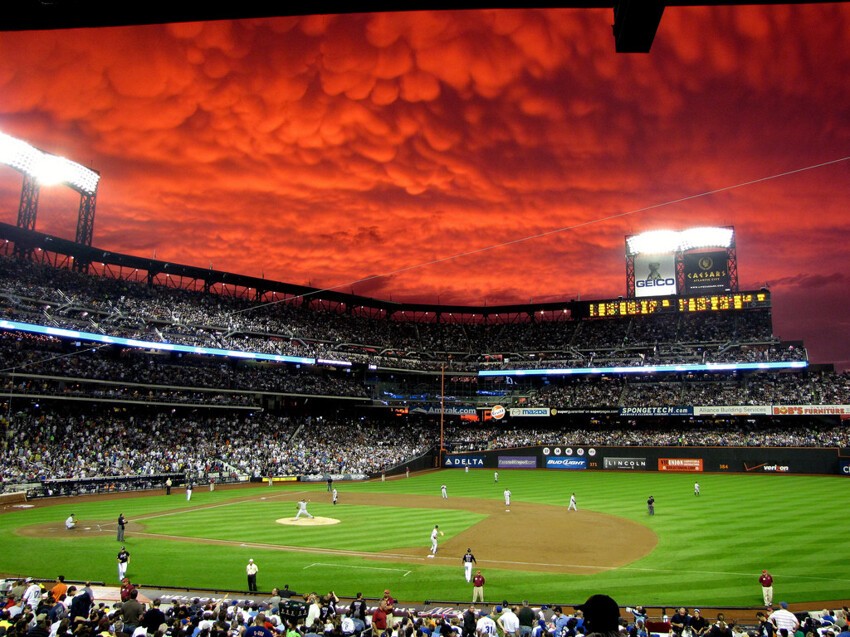 26. Дьявольские облака над стадионом Citi Field в Квинсе, Нью-Йорк. Фотограф - happybeau