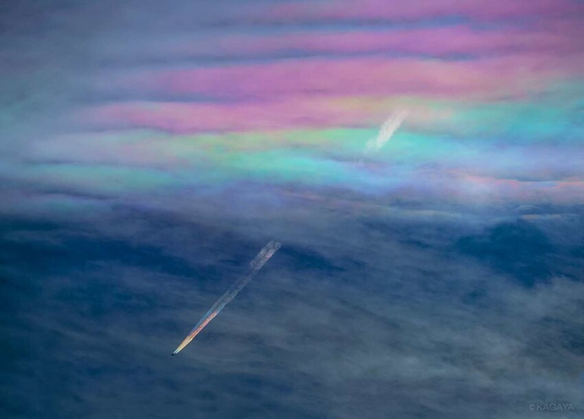 15. Радужный инверсионный след от самолета в небе над Японией. Фотограф - Ютака Кагая