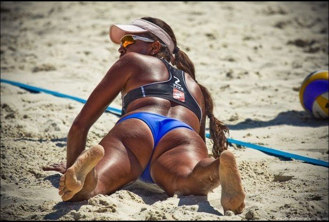 Увлекательные кадры с женского пляжного волейбола