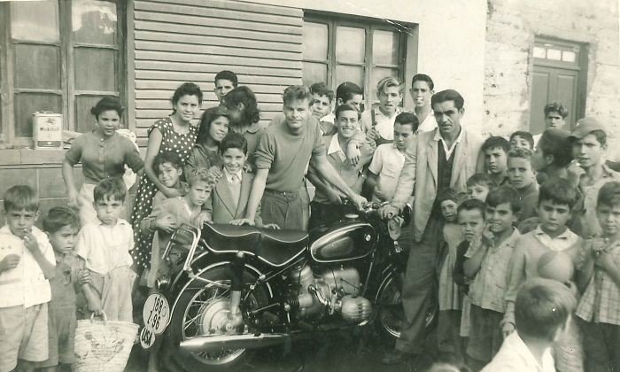"Мой отец на Евротуре на своем мотоцикле BMW  в 1960-м. Это небольшой город Пуэрто де ла Круз на Тенерифе. Кажется, все дети выбежали на него посмотреть"