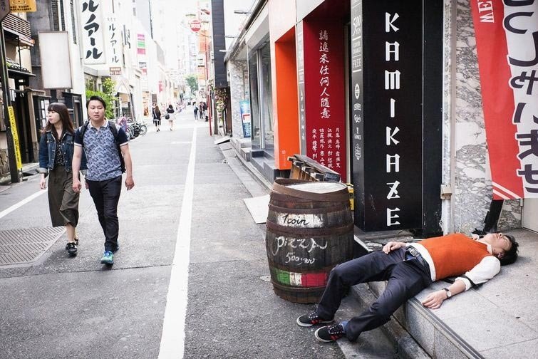 Пьяный Токио: фотограф снимает японских пьяниц, спящих прямо на улицах города