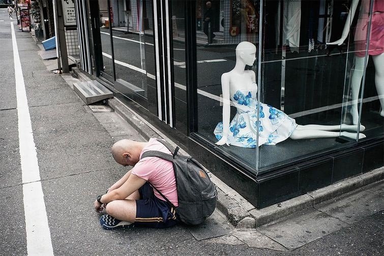 Пьяный Токио: фотограф снимает японских пьяниц, спящих прямо на улицах города