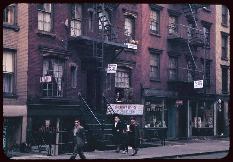 Жители Нью-Йорка спешат по безымянному проулку между Авеню А и Б, 1942 год.