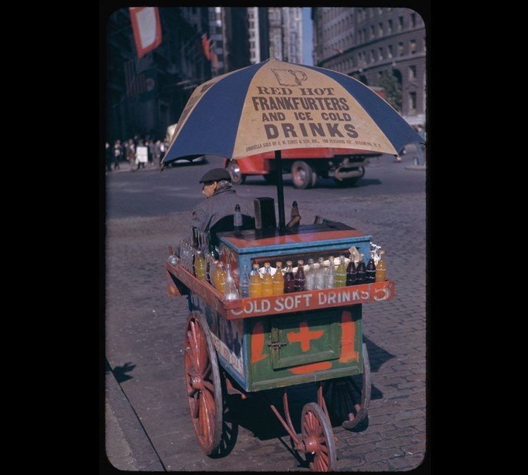 Нью-йоркские тележки с хот-догами с 1942 года становились все больше и многофункциональнее. На снимке торговец в Боулинг-Грин ждет покупателей.