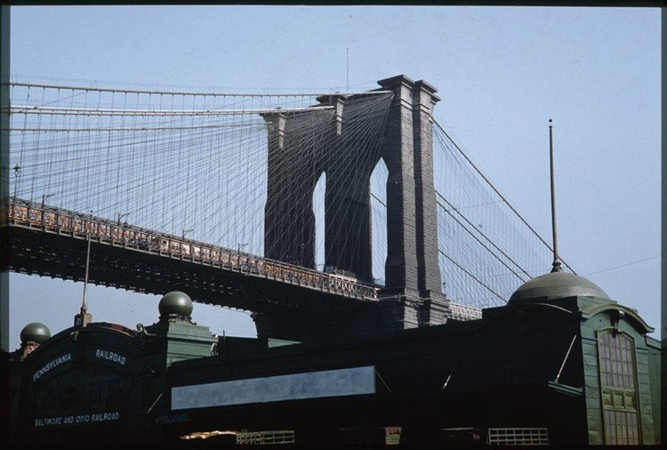 Если подойти поближе, то башня Бруклинского моста вырастает на глазах. Она весит около 90 тыс. тонн и удерживает более 22,5 тыс. км электропроводов.