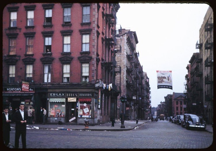 На этом углу Канал-стрит видна реклама мороженого Horton's. Еще в начале XIX века Хортон продавал более половины всего мороженого в Нью-Йорке.