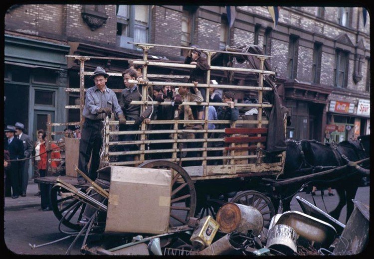 Мужчины на снимке собирают спасательные средства, оставленные на улицах Нижнего Ист-Сайда, во время войны.