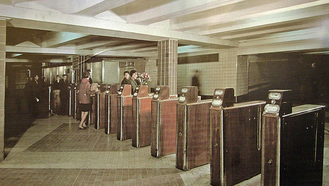 Первые турникеты в Московском метро. 1960-е годы.