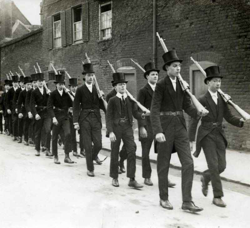 Учащиеся престижной Итонской школы для мальчиков на военной подготовке. Англия, 1915 год.