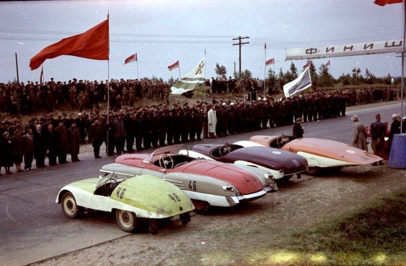 Спортивный автомобиль ГАЗ-М20 Победа. Команды ДСО «Торпедо» и «Буревестник» на церемонии открытия второго чемпионата СССР по кольцевым гонкам 7 сентября 1956 года.