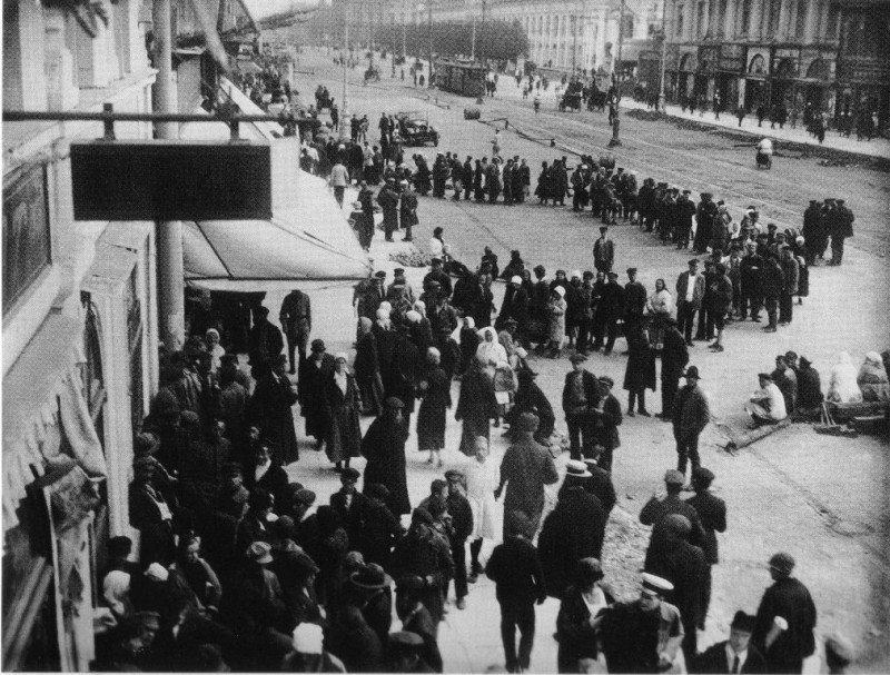 Очередь за водкой у магазина Главспирта на Невском проспекте. Ленинград, 1925 год.