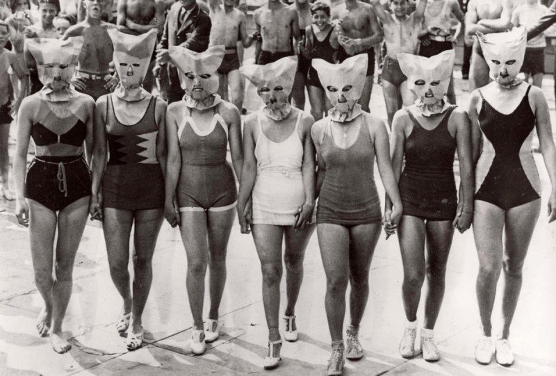 Конкурс красоты. Лица женщин закрыты, оценивалась только красота тела и ног. США, Лонг-Айленд, 1935 год.