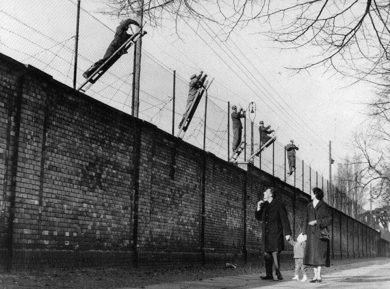 Добавление колючей проволоки к Берлинской стене. 1961 год.