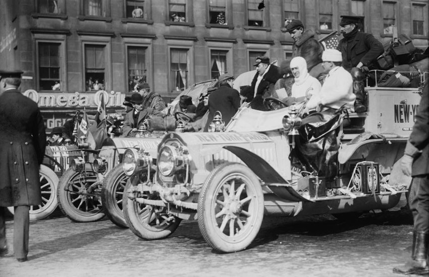 Участники автомобильной гонки Нью-Йорк - Париж на старте. Нью-Йорк, 12 февраля 1908 года.