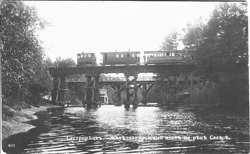 Пригородный поезд на ж/д мосту через реку Сестра. Российская империя, Сестрорецк, 1900-е годы.