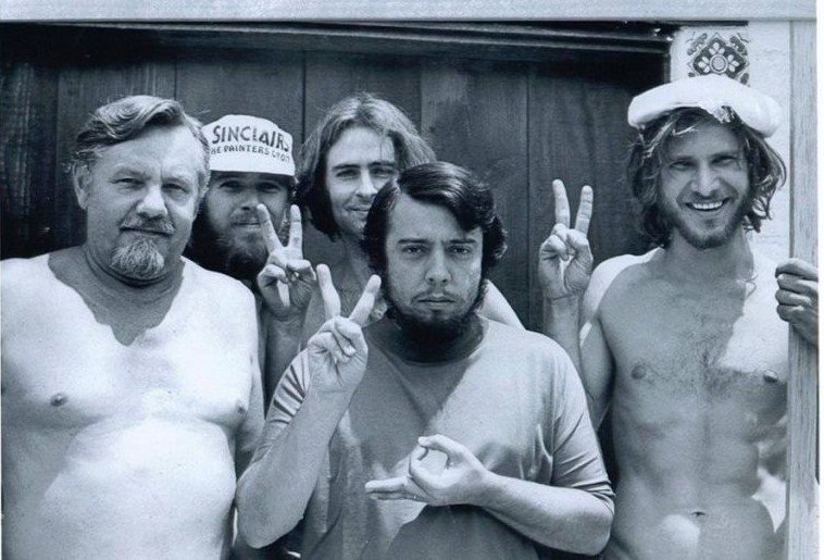 Плотник Харрисон Форд (крайний справа) со своей командой только закончил строить студию звукозаписи бразильского музыканта Серджио Мендеса. 1970 год.