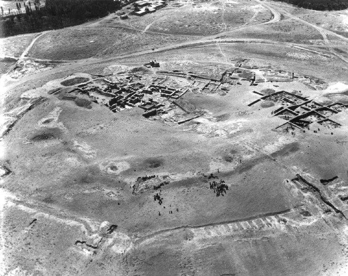 Аэрофотосъемка раскопок цитадели теппе Хасанлу (1960-ые годы). Сквозь слои земли видны остатки стен и башен крепости. 