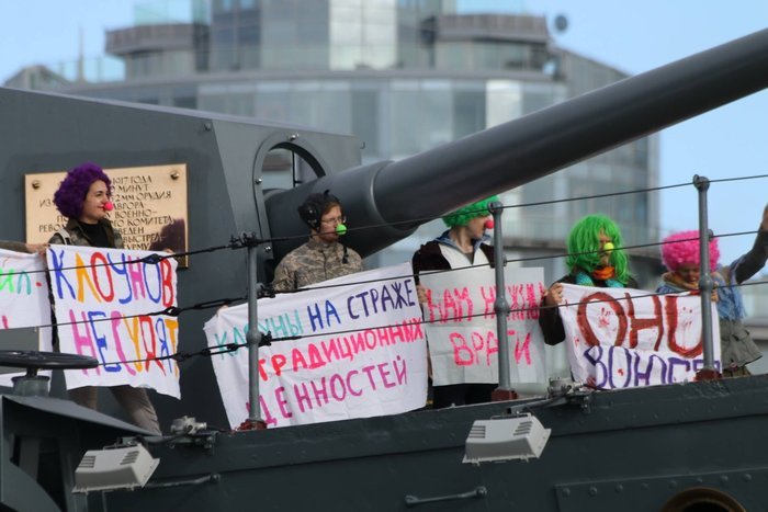«ОНО воюет»: «Антивоенные активисты» выстроились на палубе крейсера «Аврора» в Петербурге