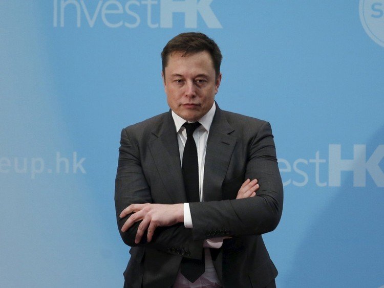 Но разрываясь между SpaceX, Tesla и SolarCity, Маск почти разорился