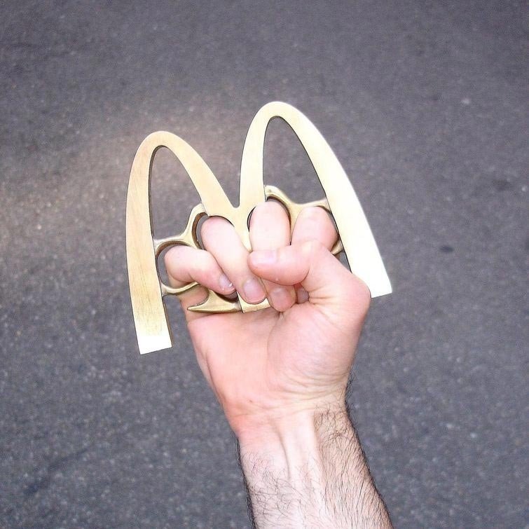 Эффект от кастета McDonald’s, можно сравнить с действием его гамбургеров — опухшее лицо и деформированное тело