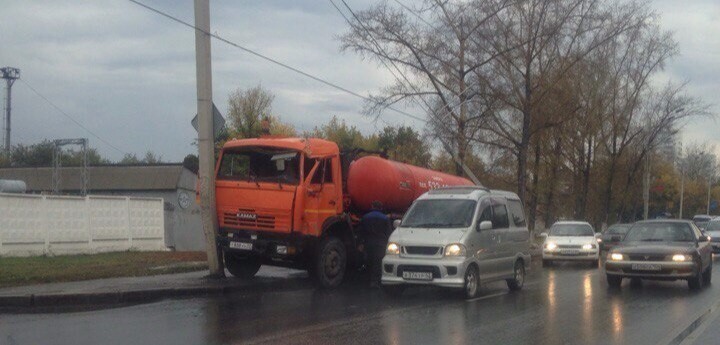 КамАЗ снес два столба в Барнауле