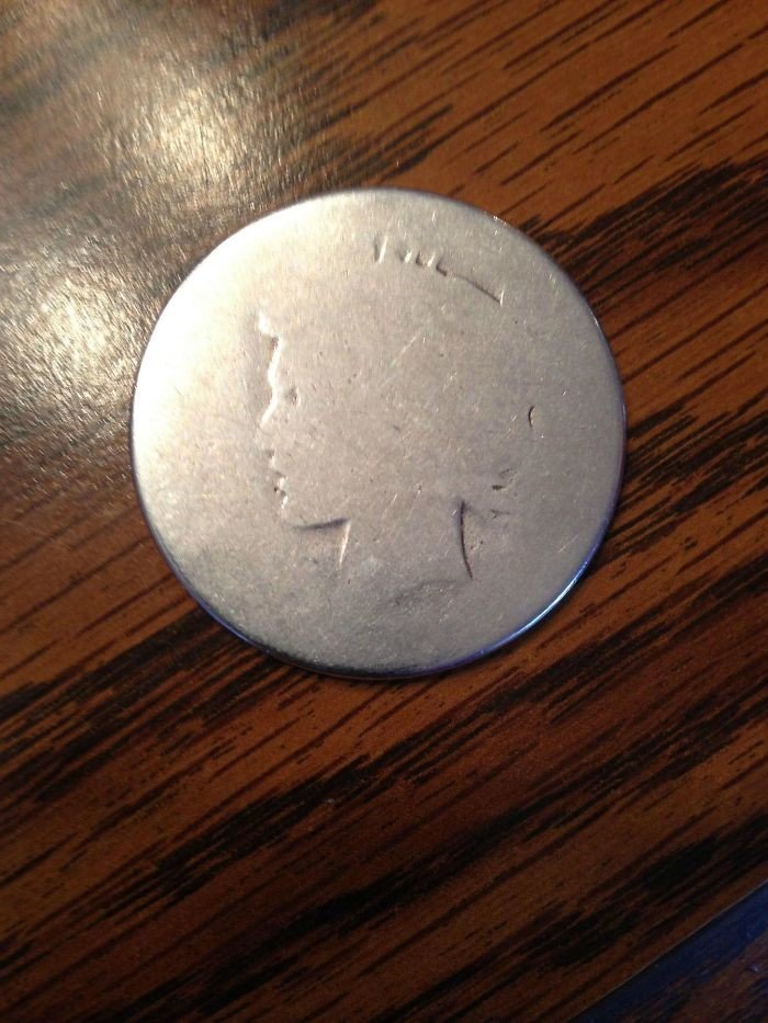 Этот "счастливый" серебряный доллар человек носил в кармане с 1955 года
