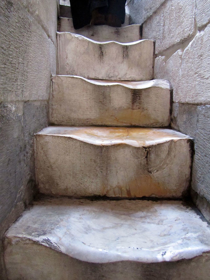Ступени Пизанской башни, истертые ногами миллионов туристов