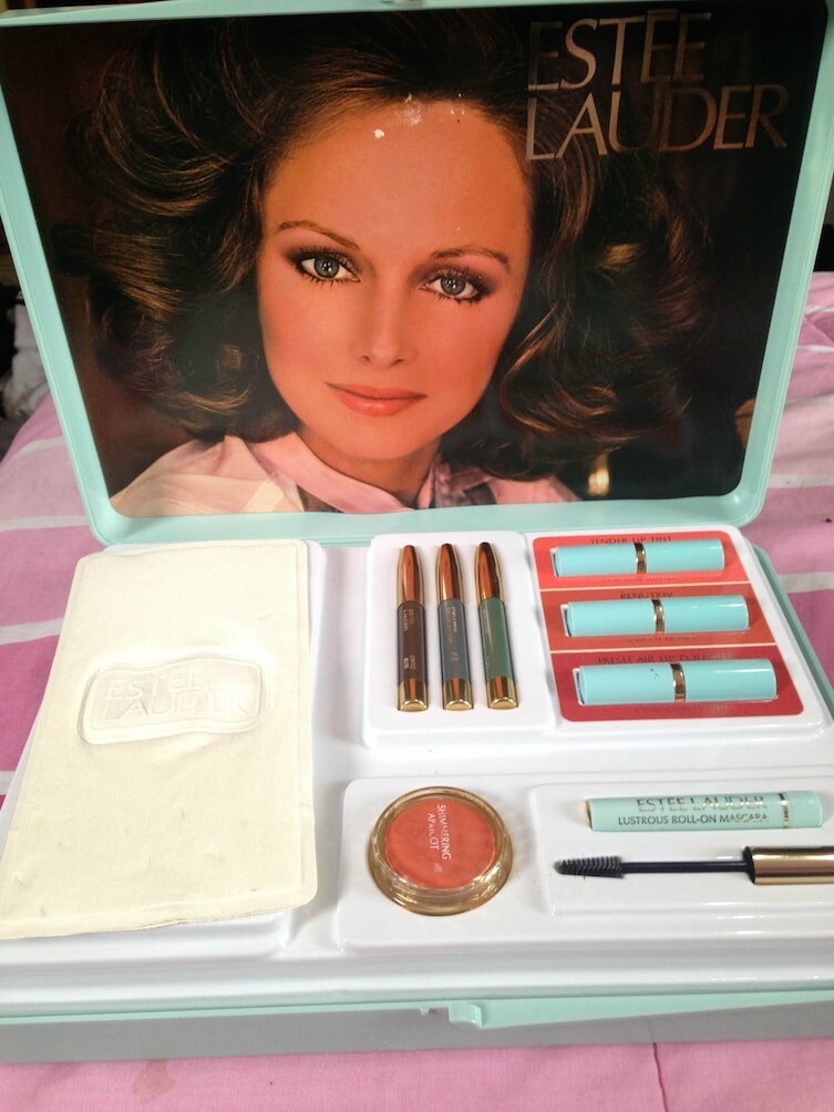 Набор для макияжа от Estee Lauder, 1976 год. Все подобрано идеально, а цвет упаковки невероятно гармонирует с тонами косметики