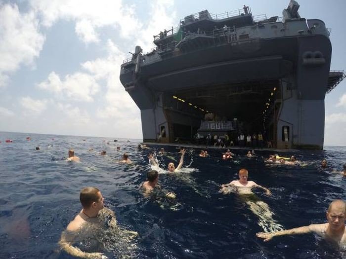 Военные купаются в открытом море